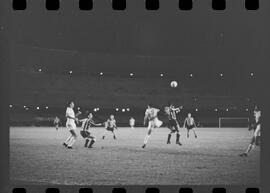 Fotografia "Futebol; 'FUTEBOL = LIBERTADORES DAS AMÉRICAS' Botafogo x Alianza de Lima (2 x 1) (Fases do jogo realizado no Maracanã)" ([Local n/d] , 1963) [negativo]. / Fotógrafo(a): Demócrito.  -- ITEM-0006.