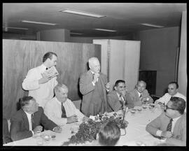 Fotografia "Banquete em 'Última Hora'" ([Local n/d] , [Data n/d]) [negativo]. / Fotógrafo(a): Equipe.  -- ITEM-0005.
