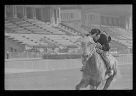 Fotografia "SWEEPSTAKE' Reportagem no Hip. Gávea, Grande Prêmio Brasil (Aprontos dos cavalos, 'Sing-Sing', 'Atramo', 'Cencerro' e 'Semillon' com vistas ao G.P. Brasil de 1963', Reportagem de Wilson Nascimento" ([Local n/d] , 1963) [negativo]. / Fotógrafo(a): Rodolpho.  -- ITEM-0031.