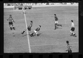 Fotografia "FUTEBOL = 'CAMPEONATO CARIOCA DE PROFISSIONAIS' Jogo Flamengo x Botafogo (3 x 1), America x Portuguesa (2 x 1), Madureira x Bangu (1 x 2), C. Grande x S. Cristovão (1 x 0) e C. Rio x Olaria (1 x 7), Reportagem de Esporte" ([Local n/d] , 1963) [negativo]. / Fotógrafo(a): Equipe.  -- ITEM-0209.