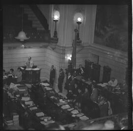 Fotografia "DISCURSO DEP. GAMA FILHO; 'ASSEMBLÉIA LEGISLATIVA' Discurso do Deputado Gama Filho na tribuna da Assembléia Legislativa" ([Local n/d] , 1963) [negativo]. / Fotógrafo(a): Luiz Santos.  -- ITEM-0008.