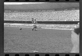 Fotografia "Jogos Campeonato Carioca; 'CAMPEONATO CARIOCA DE 1963' de PROFISSIONAIS (1º Turno) Jogos Vasco x Fluminense (3 x 1) Botafogo x Canto do Rio (3 x 0) America x Madureira (5 x 2) e Olaria x Portuguesa, Reportagem de Esporte" ([Local n/d] , 1963) [negativo]. / Fotógrafo(a): Equipe.  -- ITEM-0266.