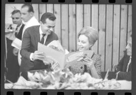 Fotografia "Churrascaria Gaúcha' Miss Paraná na Chur. Gaúcha Srta. Tania Maria Franco, homenageada com almoço na 'Churrascaria Gaúcha', Reportagem de Jonas Vieira" ([Local n/d] , 1963) [negativo]. / Fotógrafo(a): Adyr Vieira.  -- ITEM-0007.