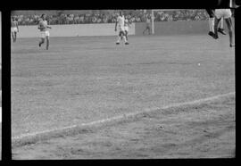 Fotografia "Campeonato Carioca de Profissionais de 63 (1° Turno) Esporte - jogo Fluminense (1 x 0) Bonsucesso" ([Local n/d] , 1963) [negativo]. / Fotógrafo(a): Democrito.  -- ITEM-0029.