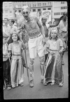Fotografia "Carnaval - R.J. (aspectos gerais) 1952" ([Local n/d] , 1952) [negativo]. / Fotógrafo(a): Equipe.  -- ITEM-0015.