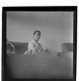 Fotografia "Zona Norte: Prisão de 'Transviados'; JUVENTUDE TRANSVIADA DO MEYER PRESO O ' REI DA MACONHA MISTO DE FUNCIONARIO PUBLICO- ADIR ASSIS OU ADACIE ASSIS, Reportagem de Amado Ribeiro" ([Local n/d] , 1962) [negativo]. / Fotógrafo(a): Luiz Santos.  -- ITEM-0005.