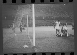 Fotografia "Futebol; 'FUTEBOL = LIBERTADORES DAS AMÉRICAS' Botafogo x Alianza de Lima (2 x 1) (Fases do jogo realizado no Maracanã)" ([Local n/d] , 1963) [negativo]. / Fotógrafo(a): Demócrito.  -- ITEM-0016.