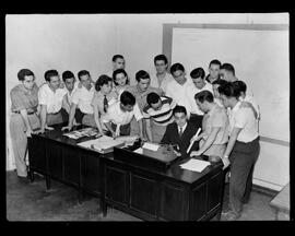 Fotografia "Alunos da Faculdade de Filosofia em visita a redação" ([Local n/d] , [Data n/d]) [negativo]. / Fotógrafo(a): [Autoria n/d].  -- ITEM-0003.