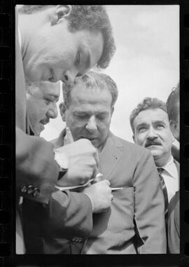 Fotografia "Jango em Recife; Jango Goulart em Recife. sendo recebido pelo Governador Miguel Arraes no Aeroporto do Estado.)" ([Local n/d] , 1963) [negativo]. / Fotógrafo(a): Sucursal.  -- ITEM-0025.