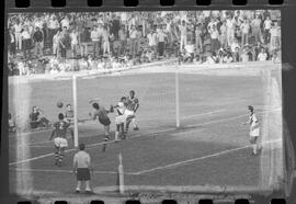 Fotografia "Jogos Campeonato Carioca; 'CAMPEONATO CARIOCA DE 1963' de PROFISSIONAIS (1º Turno) Jogos Vasco x Fluminense (3 x 1) Botafogo x Canto do Rio (3 x 0) America x Madureira (5 x 2) e Olaria x Portuguesa, Reportagem de Esporte" ([Local n/d] , 1963) [negativo]. / Fotógrafo(a): Equipe.  -- ITEM-0195.