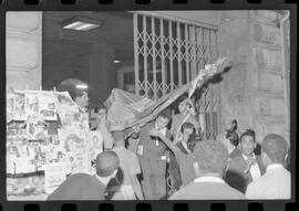 Fotografia "Conflitos' Conflitos - Passeatas - Polícia militar agride povo na Leopoldina - á favor das reformas de bases" ([Local n/d] , 1963) [negativo]. / Fotógrafo(a): Paulo; Venê; André; Alvaro; Pinto.  -- ITEM-0034.