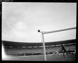 Fotografia "Futebol - jogo Vasco x Santos" ([Local n/d] , [Data n/d]) [negativo]. / Fotógrafo(a): [Autoria n/d].  -- ITEM-0005.