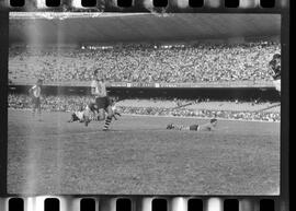 Fotografia "CAPEONATO [CAMPEONATO] CARIOCA DE 1963' (PROFISSIONAIS) (1º Turno) Jogo Famengo [Flamengo] x Campo Grande (5 x 0); Jogo Flamengo e Campo Grande, Reportagem de Esporte" ([Local n/d] , 1963) [negativo]. / Fotógrafo(a): Ribeiro; Demócrito.  -- ITEM-0042.