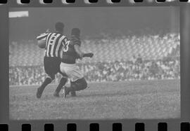 Fotografia "FUTEBOL = 'CAMPEONATO CARIOCA DE PROFISSIONAIS' Jogo Flamengo x Botafogo (3 x 1), America x Portuguesa (2 x 1), Madureira x Bangu (1 x 2), C. Grande x S. Cristovão (1 x 0) e C. Rio x Olaria (1 x 7), Reportagem de Esporte" ([Local n/d] , 1963) [negativo]. / Fotógrafo(a): Equipe.  -- ITEM-0021.