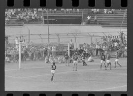 Fotografia "Campeonato Carioca de Profissionais de 63 (1° Turno) Esporte - jogo Fluminense (1 x 0) Bonsucesso" ([Local n/d] , 1963) [negativo]. / Fotógrafo(a): Democrito.  -- ITEM-0117.