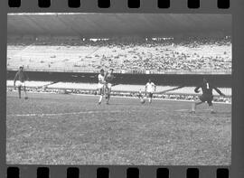 Fotografia "FLUMINENSE X BONSUCESSO; 'CAPEONATO [CAMPEONATO] CARIOCA DE FUTEBOL PROFISSIONAIS' Jogo no Maracanã - Fluminense x Bonsucesso (3x0), sendo que este jogo foi anulado devido a irregularidade havida), Reportagem de Esporte" ([Local n/d] , 1963) [negativo]. / Fotógrafo(a): Demócrito; Ribeiro.  -- ITEM-0025.