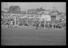 Fotografia "CAMPEONATO CARIOCA DE PROFISSIONAIS DE 1963' (1º TURNO) Jogo Botafogo x Campo Grande (2 x 0)" ([Local n/d] , 1963) [negativo]. / Fotógrafo(a): Demócrito; Ribeiro.  -- ITEM-0059.