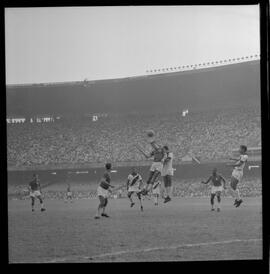 Fotografia "CAMPEONATO CARIOCA DE PROFISSIONAIS DE 1963 (1º TURNO) Jogos - Campeonato Carioca. Flamengo x Madureira (5 x 0) - Vasco x América (2 x 0) e Fluminense x Portuguesa (1 x 1). e Peter Kedzierski, homem voador dos EUA, (Vôo)" ([Local n/d] , 1963) [negativo]. / Fotógrafo(a): Equipe.  -- ITEM-0134.