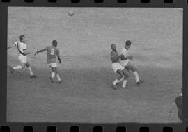 Fotografia "CAMPEONATO CARIOCA DE PROFISSIONAIS DE 1963 (1º TURNO) Jogos - Campeonato Carioca. Flamengo x Madureira (5 x 0) - Vasco x América (2 x 0) e Fluminense x Portuguesa (1 x 1). e Peter Kedzierski, homem voador dos EUA, (Vôo)" ([Local n/d] , 1963) [negativo]. / Fotógrafo(a): Equipe.  -- ITEM-0042.