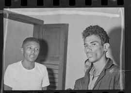 Fotografia "CRIME DE QUELEMENTE' EM COELHO DA ROCHA' Crime do Radialista em Coelho da Rocha (Suite com os assassinos, Manoel Lusia e Julio Araujo da Silva, assassinos de Amaro Florencio da Paz, o 'Quelemente')" ([Local n/d] , 1963) [negativo]. / Fotógrafo(a): Luiz Pinto.  -- ITEM-0013.