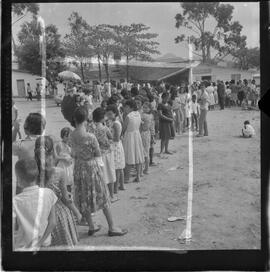 Fotografia "Rept. s/ Tifo e Difeteria c/ Wilson C.; 'CONJUNTO PROLETÁRIO DE DEL CASTILHO DO IAPI' Reportagem s/ 'Tifo' (Vacinação contra o tifo, aos moradores do Conjunto Proletário de Del Castilho do IAPI), Reportagem de Wilson Corrêa" ([Local n/d] , 1963) [negativo]. / Fotógrafo(a): Méra.  -- ITEM-0007.