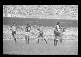 Fotografia "FUTEBOL = 'CAMPEONATO CARIOCA DE PROFISSIONAIS' Jogo Flamengo x Botafogo (3 x 1), America x Portuguesa (2 x 1), Madureira x Bangu (1 x 2), C. Grande x S. Cristovão (1 x 0) e C. Rio x Olaria (1 x 7), Reportagem de Esporte" ([Local n/d] , 1963) [negativo]. / Fotógrafo(a): Equipe.  -- ITEM-0136.