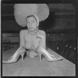 Fotografia "ROSITA LOPES; LOPES..Rosita..vedete - poses diversas" ([Local n/d] , 1961) [negativo]. / Fotógrafo(a): Mera.  -- ITEM-0005.