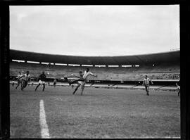 Fotografia "Esporte - Futebol. Canto do Rio x Flamengo" ([Local n/d] , [Data n/d]) [negativo]. / Fotógrafo(a): Domingos.  -- ITEM-0001.