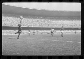 Fotografia "FUTEBOL = 'CAMPEONATO CARIOCA DE PROFISSIONAIS' Jogo Flamengo x Botafogo (3 x 1), America x Portuguesa (2 x 1), Madureira x Bangu (1 x 2), C. Grande x S. Cristovão (1 x 0) e C. Rio x Olaria (1 x 7), Reportagem de Esporte" ([Local n/d] , 1963) [negativo]. / Fotógrafo(a): Equipe.  -- ITEM-0108.