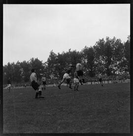 Fotografia "Futebol - São Cristóvão (jogo)" ([Local n/d] , [Data n/d]) [negativo]. / Fotógrafo(a): [Autoria n/d].  -- ITEM-0009.