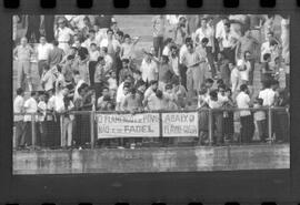 Fotografia "FUTEBOL = 'CAMPEONATO CARIOCA DE PROFISSIONAIS' Jogo Flamengo x Botafogo (3 x 1), America x Portuguesa (2 x 1), Madureira x Bangu (1 x 2), C. Grande x S. Cristovão (1 x 0) e C. Rio x Olaria (1 x 7), Reportagem de Esporte" ([Local n/d] , 1963) [negativo]. / Fotógrafo(a): Equipe.  -- ITEM-0269.