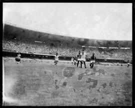 Fotografia "Esporte - Futebol - América x Bangú" ([Local n/d] , [Data n/d]) [negativo]. / Fotógrafo(a): Equipe.  -- ITEM-0012.