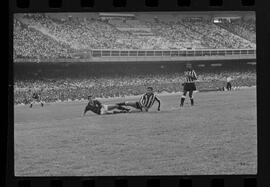 Fotografia "FUTEBOL = 'CAMPEONATO CARIOCA DE PROFISSIONAIS' Jogo Flamengo x Botafogo (3 x 1), America x Portuguesa (2 x 1), Madureira x Bangu (1 x 2), C. Grande x S. Cristovão (1 x 0) e C. Rio x Olaria (1 x 7), Reportagem de Esporte" ([Local n/d] , 1963) [negativo]. / Fotógrafo(a): Equipe.  -- ITEM-0181.