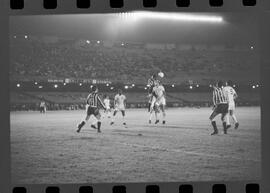 Fotografia "Futebol; 'FUTEBOL = LIBERTADORES DAS AMÉRICAS' Botafogo x Alianza de Lima (2 x 1) (Fases do jogo realizado no Maracanã)" ([Local n/d] , 1963) [negativo]. / Fotógrafo(a): Demócrito.  -- ITEM-0011.