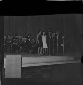 Fotografia "TEATRO MUNICIPAL' 'Noite de Lamartine Babo' no Teatro Municipal, Reportagem de Eli" ([Local n/d] , 1963) [negativo]. / Fotógrafo(a): Roberto.  -- ITEM-0005.