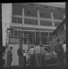 Fotografia "CLUBE DOS SUBTENETES [SUBTENENTES] E SSARGENTOS [SARGENTOS] DO EXÉRCITO' Eleição da Diretoria do Club [Clube] dos Sub-tenentes e Sargentos do Exército" ([Local n/d] , 1963) [negativo]. / Fotógrafo(a): Ferreira.  -- ITEM-0005.