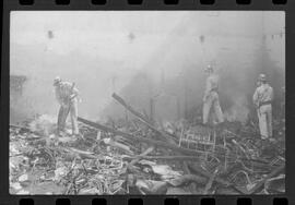 Fotografia "INCÊNDIOS' 'TELEVISÃO CONTINENTAL' INCÊNDIO NA TV CONTINENTAL (No Departamento do contra regras), Reportagem de Paulo Cordeiro" ([Local n/d] , 1963) [negativo]. / Fotógrafo(a): Luiz Santos.  -- ITEM-0007.