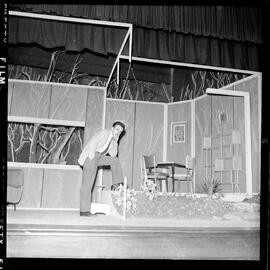 Fotografia "Teatro São José: Dulce Rodrigues - Jece Valadão" ([Local n/d] , [Data n/d]) [negativo]. / Fotógrafo(a): Méra.  -- ITEM-0009.
