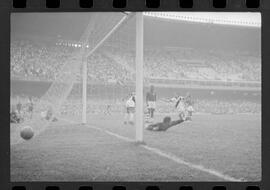 Fotografia "CAMPEONATO CARIOCA DE PROFISSIONAIS DE 1963 (1º TURNO) Jogos - Campeonato Carioca. Flamengo x Madureira (5 x 0) - Vasco x América (2 x 0) e Fluminense x Portuguesa (1 x 1). e Peter Kedzierski, homem voador dos EUA, (Vôo)" ([Local n/d] , 1963) [negativo]. / Fotógrafo(a): Equipe.  -- ITEM-0038.