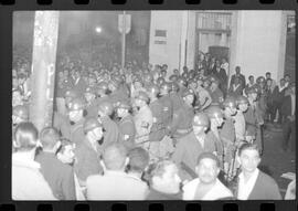 Fotografia "Conflitos' Conflitos - Passeatas - Polícia militar agride povo na Leopoldina - á favor das reformas de bases" ([Local n/d] , 1963) [negativo]. / Fotógrafo(a): Paulo; Venê; André; Alvaro; Pinto.  -- ITEM-0027.