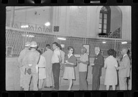 Fotografia "CAIXA DA AMORTIZAÇÃO' Lançamento das Cédulas de Cinco Mil Cruzeiros com filas nos 'guichês' para trocá-las, Reportagem de Caban" ([Local n/d] , 1963) [negativo]. / Fotógrafo(a): Luiz Santos.  -- ITEM-0007.