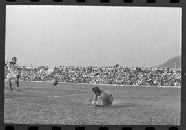 Fotografia "CAMPEONATO CARIOCA DE PROFISSIONAIS DE 1963' (1º TURNO) Jogo Botafogo x Campo Grande (2 x 0)" ([Local n/d] , 1963) [negativo]. / Fotógrafo(a): Demócrito; Ribeiro.  -- ITEM-0043.