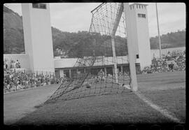 Fotografia "Futebol - RJ (Campeonato de Juvenis - 1956) - Jogo: Flamengo x Bangu, Esportes" ([Local n/d] , 1956) [negativo]. / Fotógrafo(a): Demócrito.  -- ITEM-0014.