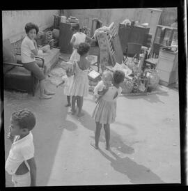 Fotografia "DESPEJOS' Despejo na Rua Maqês [Marquês] de São Vicente por um choque da Polícia Militar, Reportagem de M. Amaral" ([Local n/d] , 1963) [negativo]. / Fotógrafo(a): Ferreira.  -- ITEM-0005.