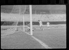 Fotografia "FLUMINENSE X BONSUCESSO; 'CAPEONATO [CAMPEONATO] CARIOCA DE FUTEBOL PROFISSIONAIS' Jogo no Maracanã - Fluminense x Bonsucesso (3x0), sendo que este jogo foi anulado devido a irregularidade havida), Reportagem de Esporte" ([Local n/d] , 1963) [negativo]. / Fotógrafo(a): Demócrito; Ribeiro.  -- ITEM-0048.