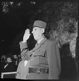 Fotografia "Festa em homenagem a Charles de Gaulier (França) [Charles de Gaulle], Reportagem Geral" ([Local n/d] , [Data n/d]) [negativo]. / Fotógrafo(a): Jean Manzon.  -- ITEM-0034.