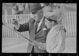 Fotografia "SWEEPSTAKE' Reportagem no Hip. Gávea, Grande Prêmio Brasil (Aprontos dos cavalos, 'Sing-Sing', 'Atramo', 'Cencerro' e 'Semillon' com vistas ao G.P. Brasil de 1963', Reportagem de Wilson Nascimento" ([Local n/d] , 1963) [negativo]. / Fotógrafo(a): Rodolpho.  -- ITEM-0004.