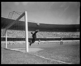 Fotografia "Esporte - Futebol - Botafogo x Flamengo" ([Local n/d] , [Data n/d]) [negativo]. / Fotógrafo(a): Ângelo.  -- ITEM-0005.