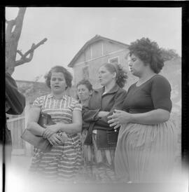 Fotografia "Escola França' Escola recém inaugurada em Piedade, sem condições para aulas a alunos transferidos para tal Escola, Reportagem com Diretora, Maria José Borges Capela), Reportagem de Adilson" ([Local n/d] , 1963) [negativo]. / Fotógrafo(a): Méra.  -- ITEM-0001.