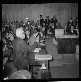 Fotografia "Brasília - Caso Hélio Fernandes, julgamento pró habe corpus [habeas corpus] em Brasília e encontro com sua esposa Sra. Rosinha Fernandes)" ([Local n/d] , 1963) [negativo]. / Fotógrafo(a): Nevilles.  -- ITEM-0023.